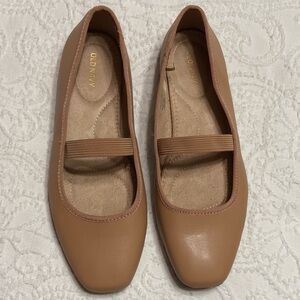 Old Navy Tan Square-Toe Mary Jane Flats Size 8.5M